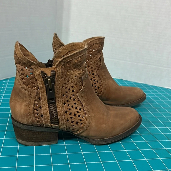 Circle G by Coral Distressed Tan Cutout Shortie Boot - Picture 4 of 12